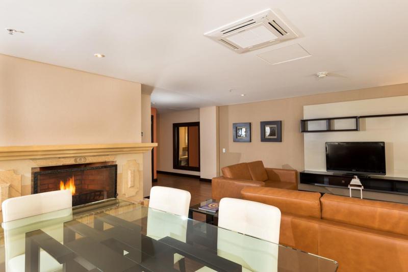 Casa Dann Carlton Hotel & Spa Богота Номер фото A living room with a fireplace